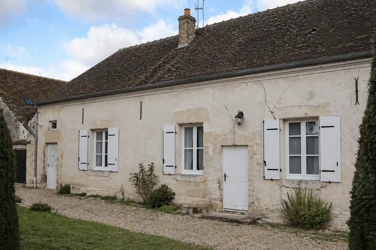Avant ravalement de façade et reprise de fissures sur longère à Saran